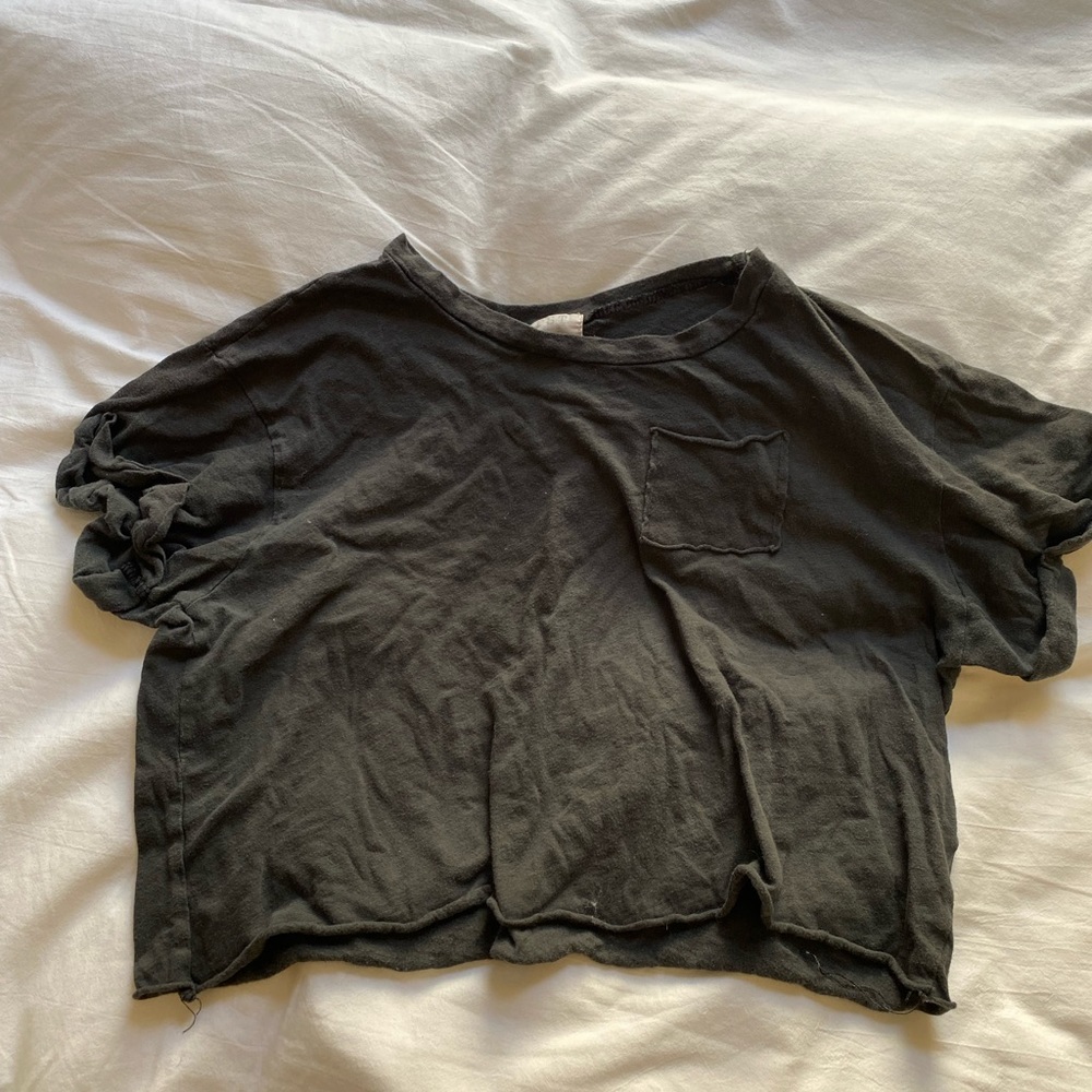Cropped gray pocket t